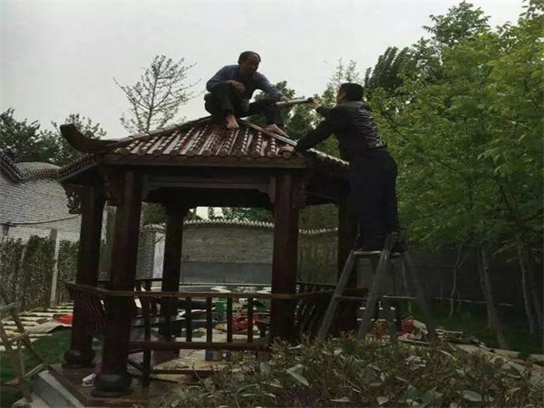 济南古典碳化木凉亭